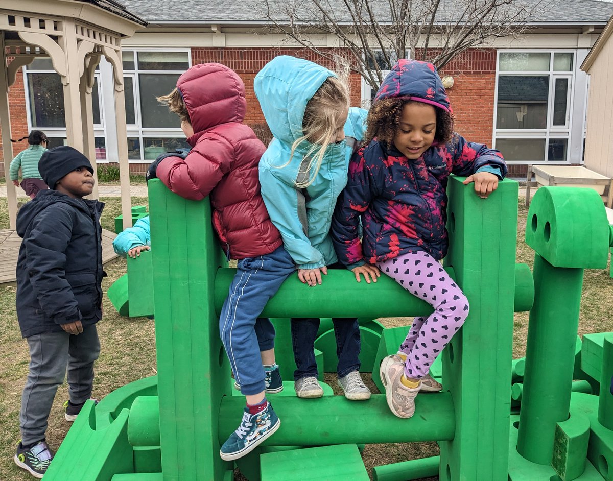 CFStweets's tweet image. Students at CFS play outside daily in all sorts of weather and have many activities to choose from, including foam blocks, climbing trees, a sandbox and digging area, a stage, and the bamboo forest. 
#cfsprekk #quakereducation #creativity #emergenteducation #outdoorplay