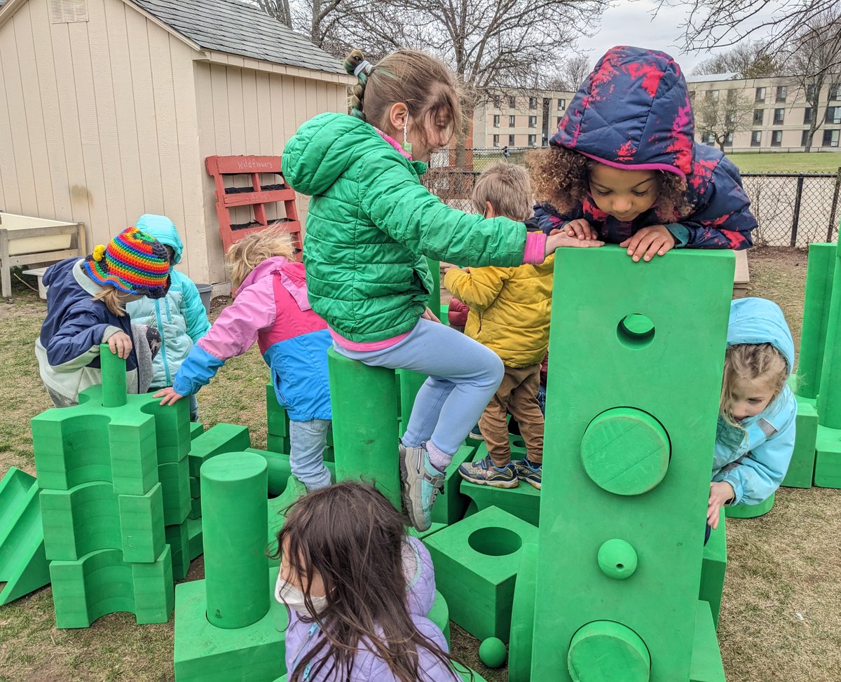 CFStweets's tweet image. Students at CFS play outside daily in all sorts of weather and have many activities to choose from, including foam blocks, climbing trees, a sandbox and digging area, a stage, and the bamboo forest. 
#cfsprekk #quakereducation #creativity #emergenteducation #outdoorplay