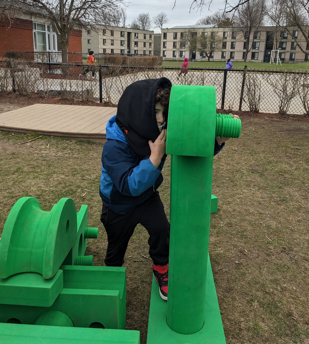 CFStweets's tweet image. Students at CFS play outside daily in all sorts of weather and have many activities to choose from, including foam blocks, climbing trees, a sandbox and digging area, a stage, and the bamboo forest. 
#cfsprekk #quakereducation #creativity #emergenteducation #outdoorplay