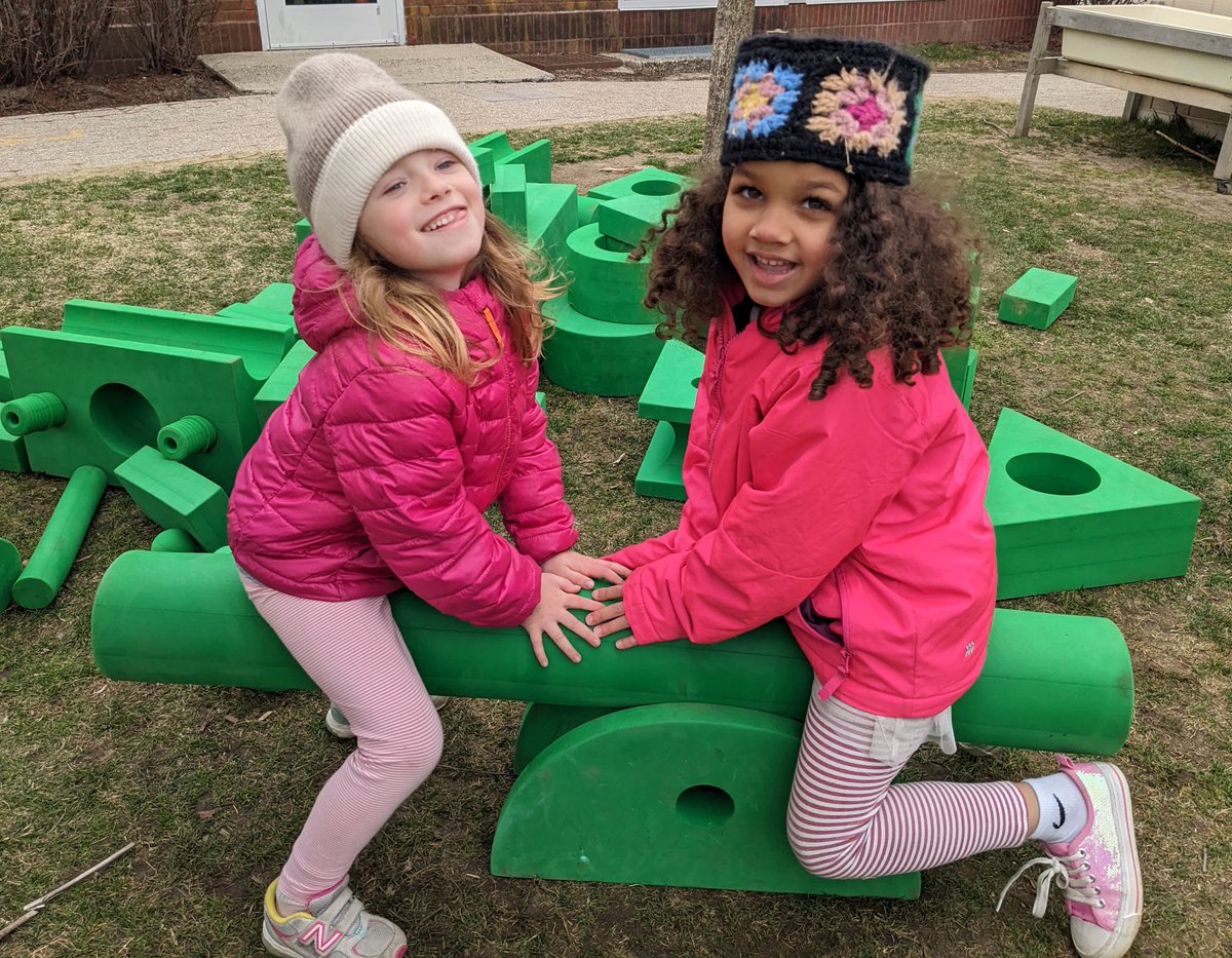 CFStweets's tweet image. Students at CFS play outside daily in all sorts of weather and have many activities to choose from, including foam blocks, climbing trees, a sandbox and digging area, a stage, and the bamboo forest. 
#cfsprekk #quakereducation #creativity #emergenteducation #outdoorplay