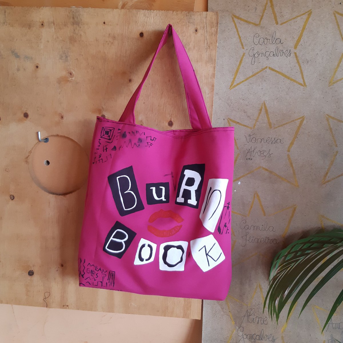 semprefasloja's tweet photo. Quem não ama Meninas Malvadas? Agora você pode desfilar com seu símbolo Bolsa Regina George, inspirado no Burn Book, e se sentir tão poderose quanto as plásticas 

https://t.co/cbRiqbeBps https://t.co/O6XU4DOzUt