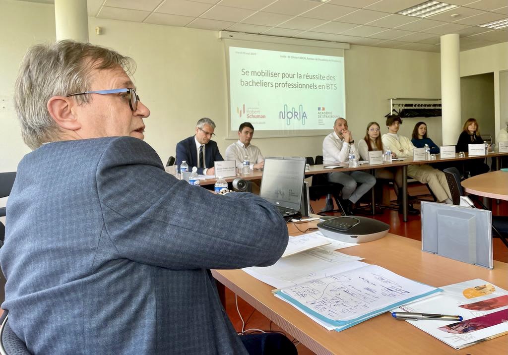 acstrasbourg's tweet photo. Au @LyceeSchuman, échange entre le recteur @OlivierFaron, des étudiants et des enseignants autour de la #persévérance scolaire pour favoriser la réussite des #BACPRO en BTS. Une rencontre riche avec la mobilisation de tous les acteurs @ProjetNoria. https://t.co/78bQGFO1Gd