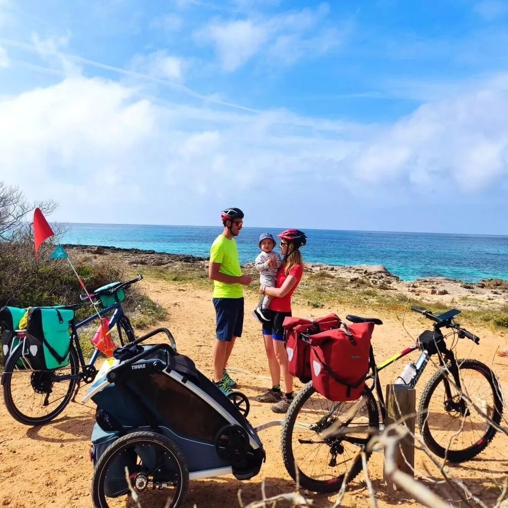 'Déjà 4 journées à vélo passées sur l'île de Minorque 🏕️🌴😍🚲🌞 Un beau terrain d'aventure qui offre son lot d'imprévus : pistes, côtes à 19% et barrières à franchir 💪 La côte est hyper sauvage et l'eau des criques est cristalline 🌊 On se demande au… instagr.am/p/Crvizr0tob2/