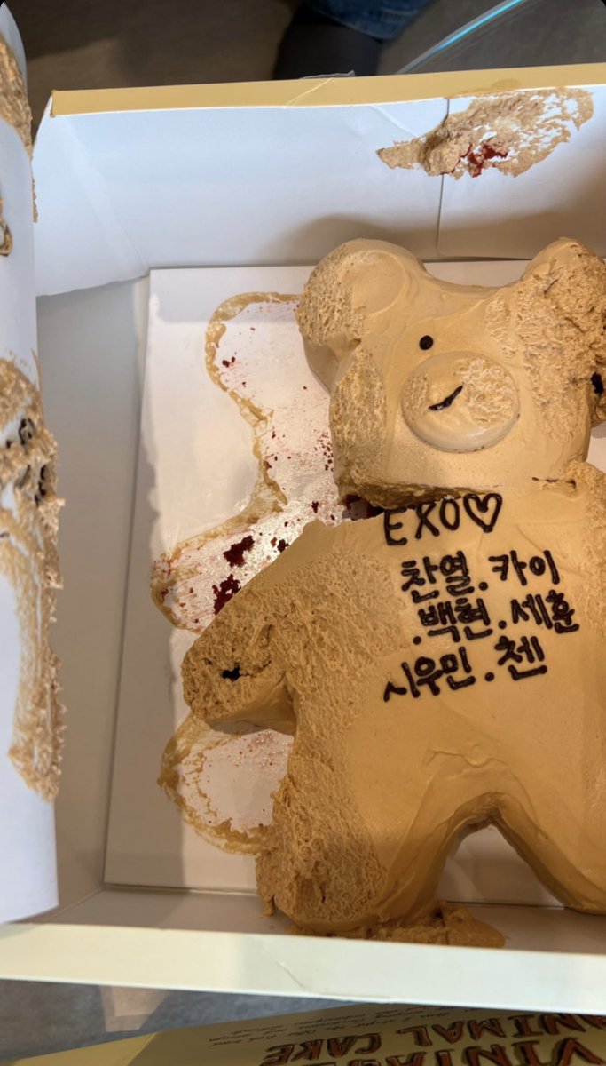 kokokbop's tweet photo. 📸 SUHO instagram story update!

The cake wrote: EXO ♡︎ Chanyeol. Kai. Baekhyun. Sehun. Xiumin. Chen

The other story junmyeon wrote: “Hosu” “.O.D”

The cake may have smudged Suho and Kyungsoo’s name 😂 https://t.co/sdDjec5r5X