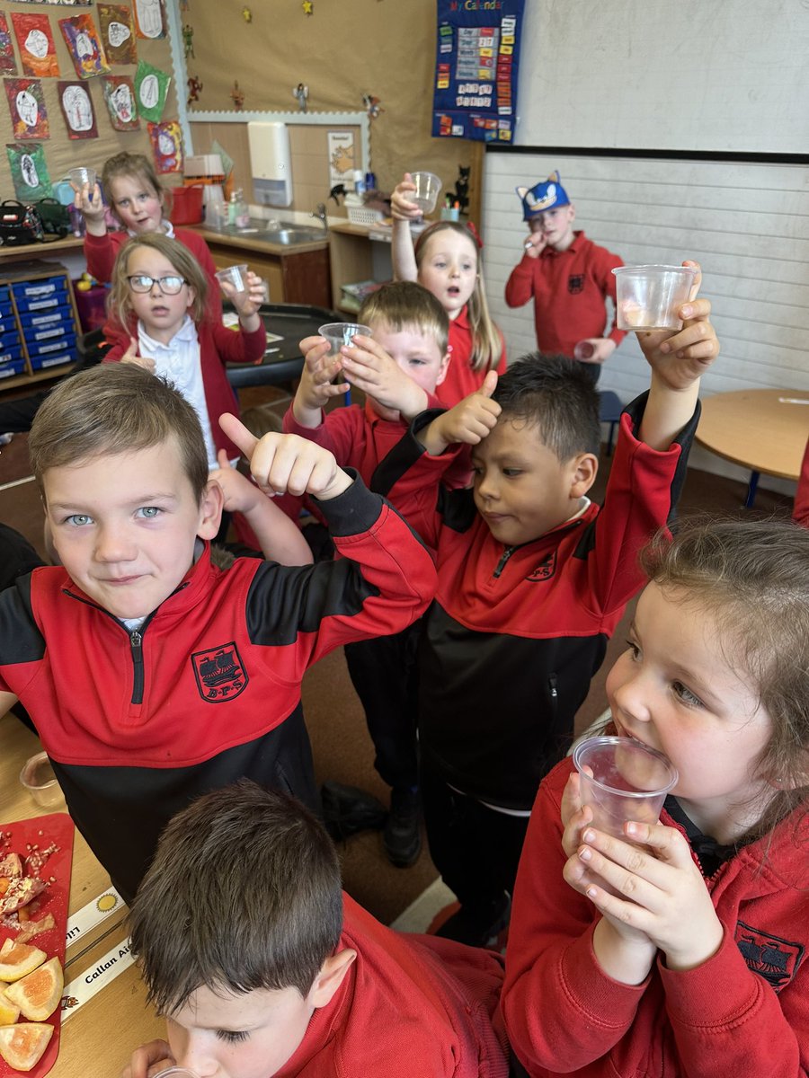 MissBallBPS's tweet photo. Health Week 2023
P1 enjoyed trying a range of healthy fruit and vegetables. Remember to ask them which new foods they liked. 🥕🥝🫛🥒🧅#BPSHealthWeek https://t.co/2xqA5fo184