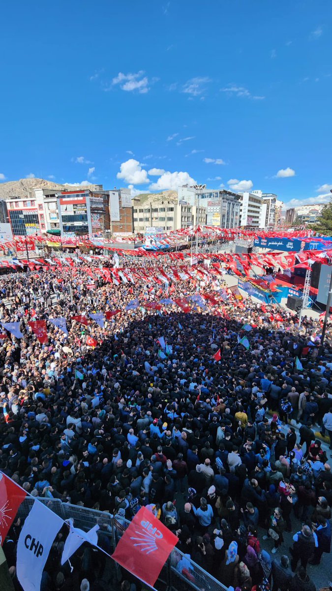 İşte Van, işte heyecan.

13. Cumhurbaşkanımız Kemal Kılıçdaroğlu'nun Van Mitingi.

Tüm hemşerilerimize çok çok teşekkür ediyorum.

#GeliyorGelmekteOlan