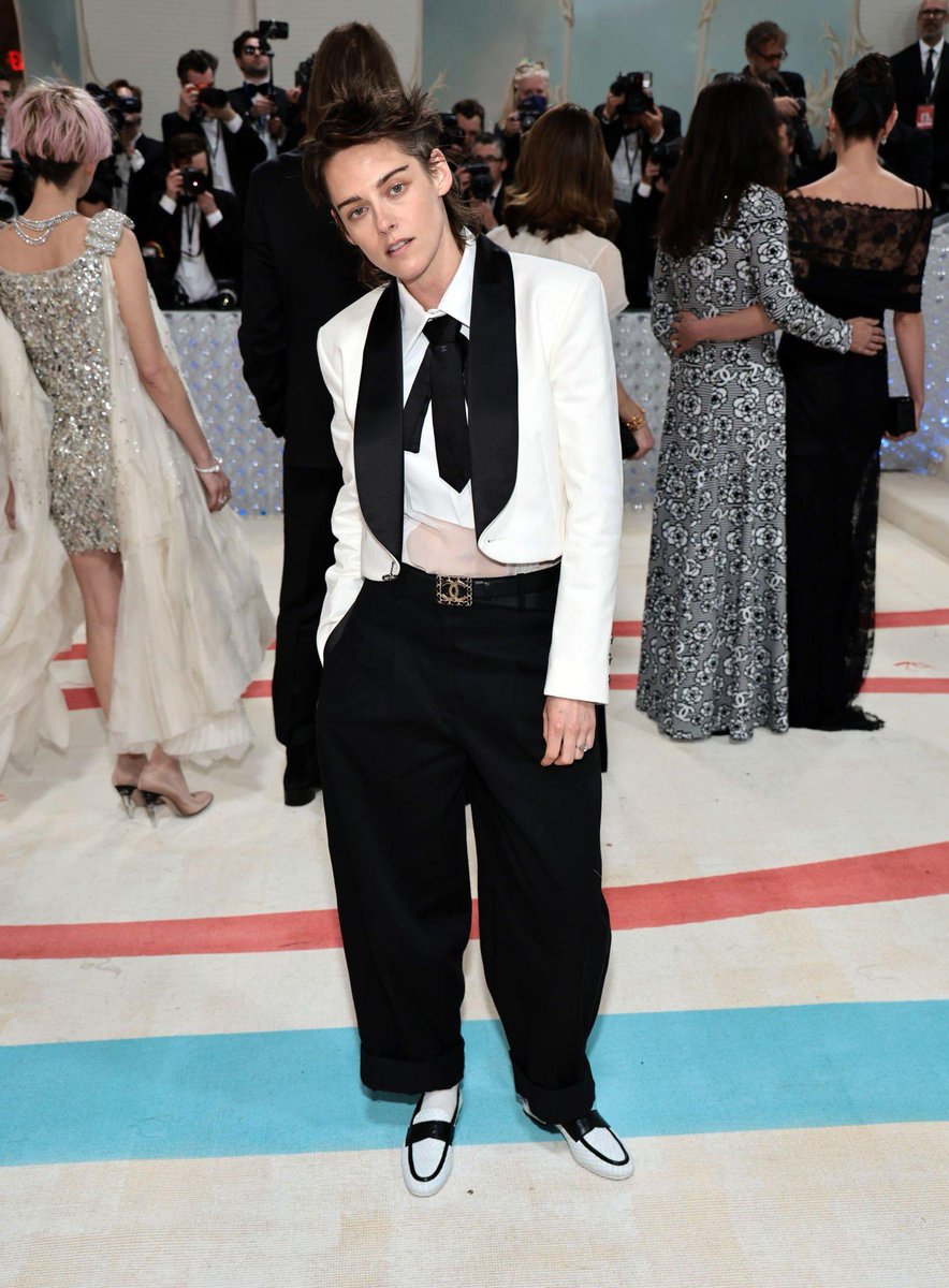 intrinseca's tweet photo. Entrei em um grande colapso ao ver meus pais Robert Pattinson e Kristen Stwart respirando o mesmo ar no #MetGala 🗣️🗣️🗣️🗣️🗣️🗣️🗣️ https://t.co/RXkz8XCZ0v