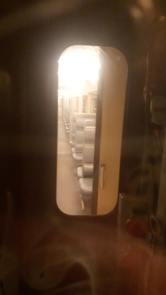 StephanieVinck's tweet photo. Wat een schande @NMBS ! 
Tijdens de spits een enkele trein van Brussel naar Antwerpen. Deuren die stuk zijn. En niet alleen om op te stappen maar ook om naar een coupé te gaan. Gevolg: lege coupé maar wel een bomvol gangeske... langst 2 kanten. 
Ik betaalde hiervoor slechts € 17 https://t.co/LTw4jkONpF