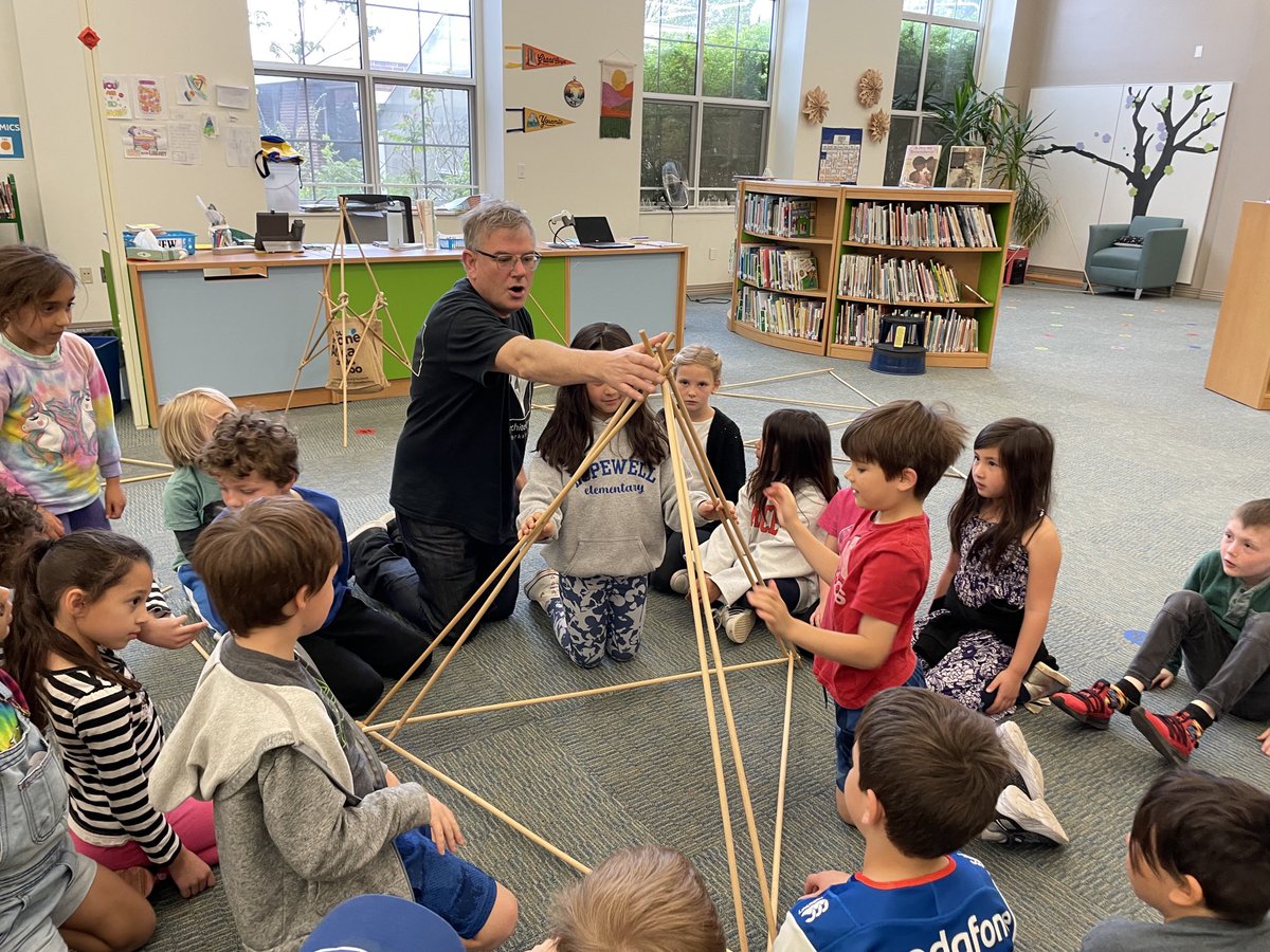 WendyHeiser's tweet image. Working as a team to build various 3D shapes out of triangles. Thanks Martin for a fun and engaging lesson! 🔺