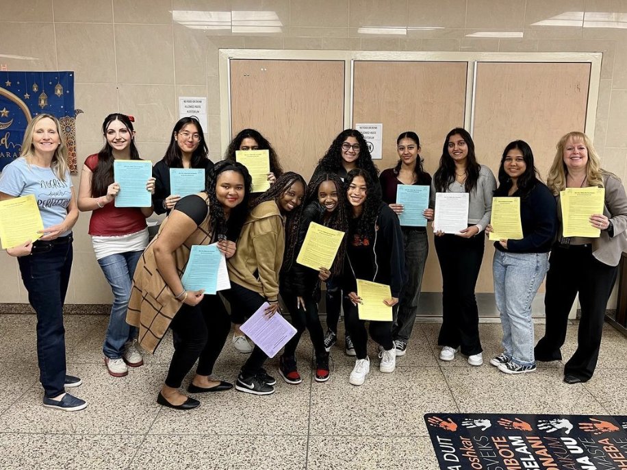 HicksvillePS's tweet photo. The Comet Connection Club handed out flyers to our students on how to reduce their test anxiety, as students prepare for their AP exams, Regents exams and Finals! Study Hard and You Can Do It! #mindset #cometconnection #hhspride https://t.co/obxSBwb3kz
