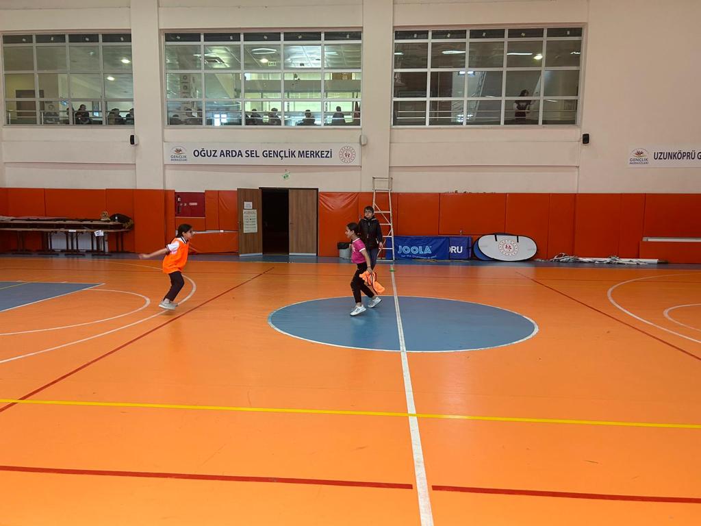 Geleneksel Çocuk Oyunları kapsamında oynanan "Mendil Kapmaca” oyununda okulumuz öğrencileri ilçe 1.si🥇 olmuştur.
Yetişmelerinde emeği geçen Beden Eğitimi öğretmenlerimize çok teşekkür eder, öğrencilerimizi tebrik ederiz..👏🏻🧿🏅
<a href="/Dr_Onderarpaci/">Dr. Önder ARPACI</a> 
<a href="/ErmanCetinn22/">erman çetin ♥️🇹🇷</a>