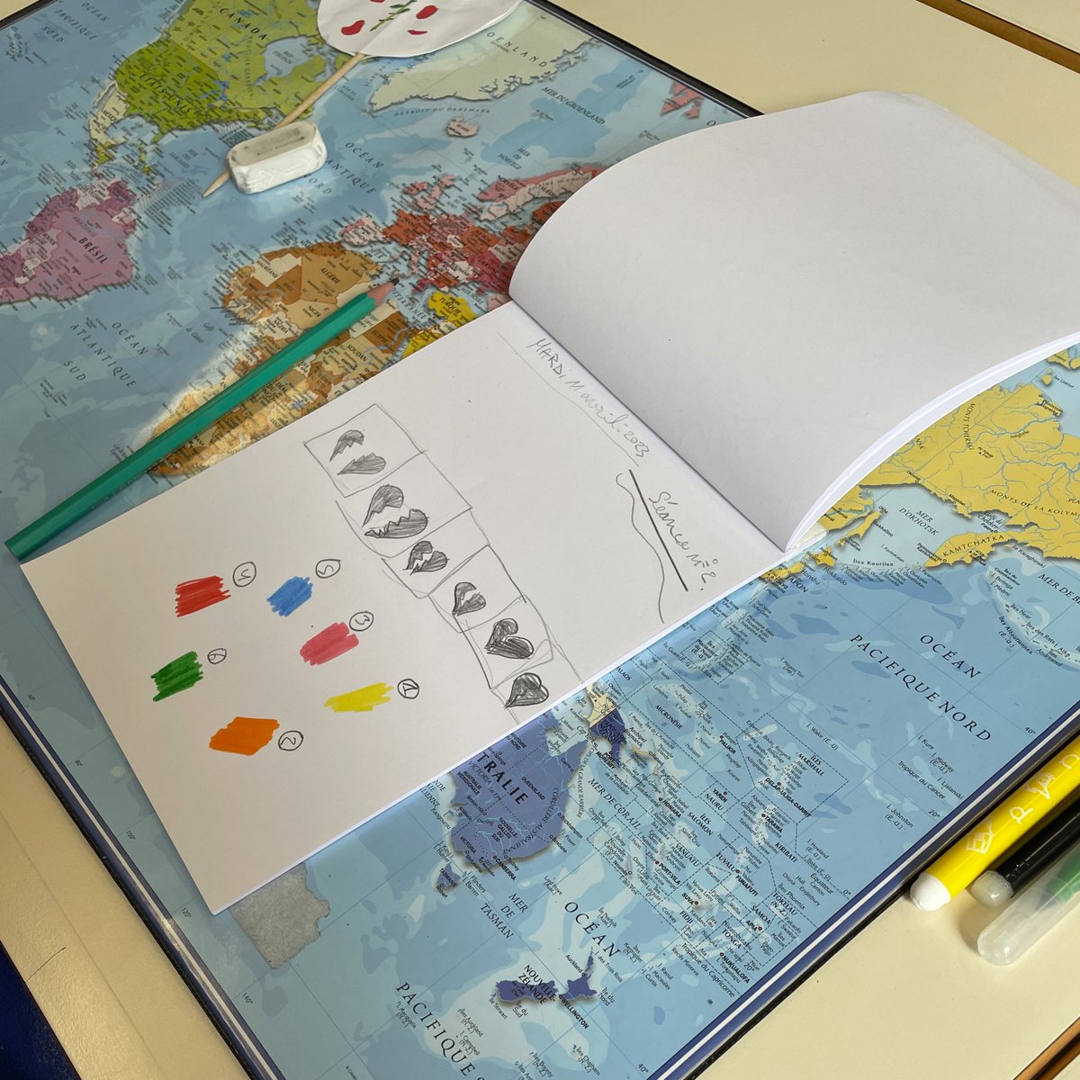 ampiric's tweet image. #Ampiric Projet #KUTIKUTI 👉 Nouvelle séance pour les élèves de l’école Bois-Lemaître à Marseille sur l’animation d’une image. 
Chaque  élève entouré des enseignants et chercheurs ont réalisé une bande de 6  images séquentielles qui s’animent une fois placée dans le #zootrope.