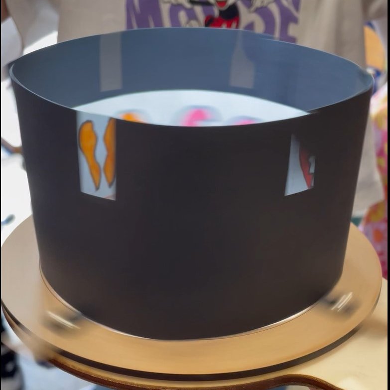 ampiric's tweet image. #Ampiric Projet #KUTIKUTI 👉 Nouvelle séance pour les élèves de l’école Bois-Lemaître à Marseille sur l’animation d’une image. 
Chaque  élève entouré des enseignants et chercheurs ont réalisé une bande de 6  images séquentielles qui s’animent une fois placée dans le #zootrope.