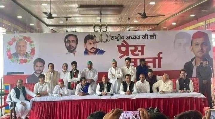 ChananaramNama1's tweet photo. @AllIndiaBSP आजाद समाज पार्टी राष्ट्रीय अध्यक्ष @BhimArmyChief चन्द्रशेखर आज़ाद जी और समाजवादी पार्टी के राष्ट्रीय अध्यक्ष अखिलेश यादव जी ने  सहारनपुर में संयुक प्रेसवार्ता की। https://t.co/4175kCUxiY