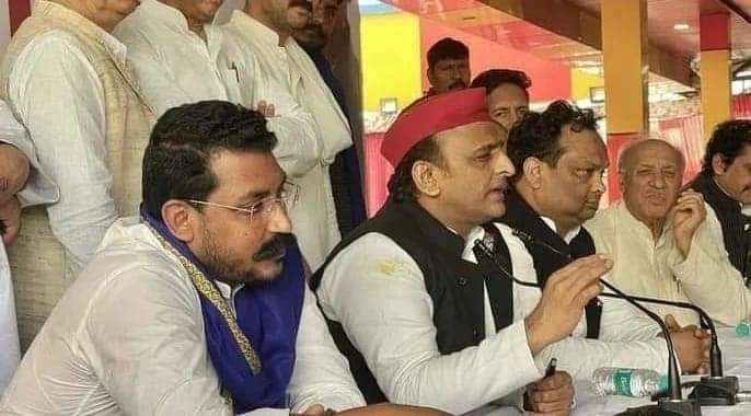 ChananaramNama1's tweet photo. @AllIndiaBSP आजाद समाज पार्टी राष्ट्रीय अध्यक्ष @BhimArmyChief चन्द्रशेखर आज़ाद जी और समाजवादी पार्टी के राष्ट्रीय अध्यक्ष अखिलेश यादव जी ने  सहारनपुर में संयुक प्रेसवार्ता की। https://t.co/4175kCUxiY