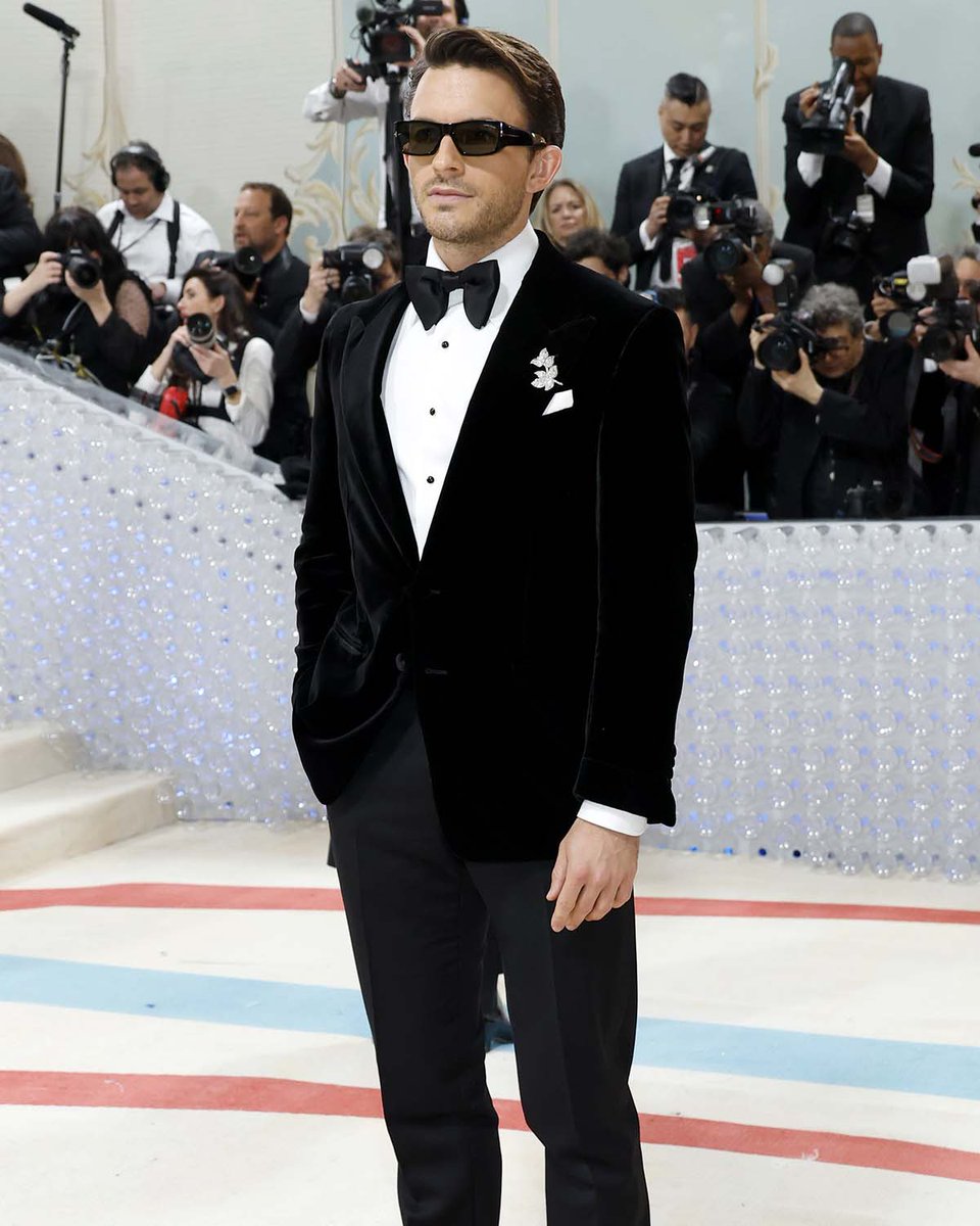 TOMFORD's tweet photo. #JONATHANBAILEY WEARING #TOMFORD TO THE 2023 MET GALA.
 
#TOMFORD #TFRedCarpet #MetGala2023 https://t.co/rOQCM8G68W