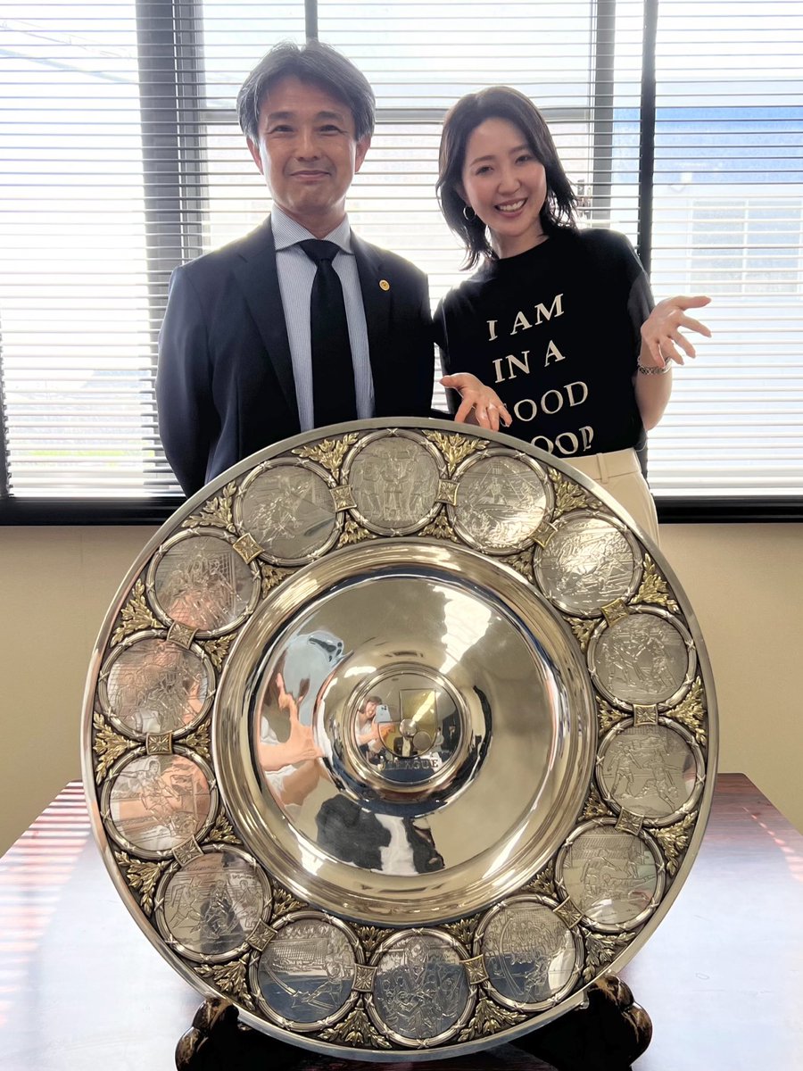 OhAnuYUMI's tweet photo. サプライズで中山社長がシャーレをご用意下さいました😳🙏✨🇫🇷

ケース合わせて25kg!!!

#感動🥹🥹🥹

#デルメット さんからの手土産にも嬉しい計らいが💙🤍❤️
よし、早速明日商品を注文しよう！笑

ありがとうございました🇫🇷✨

#DERMET
#fmarinos https://t.co/ystLyG2yGZ