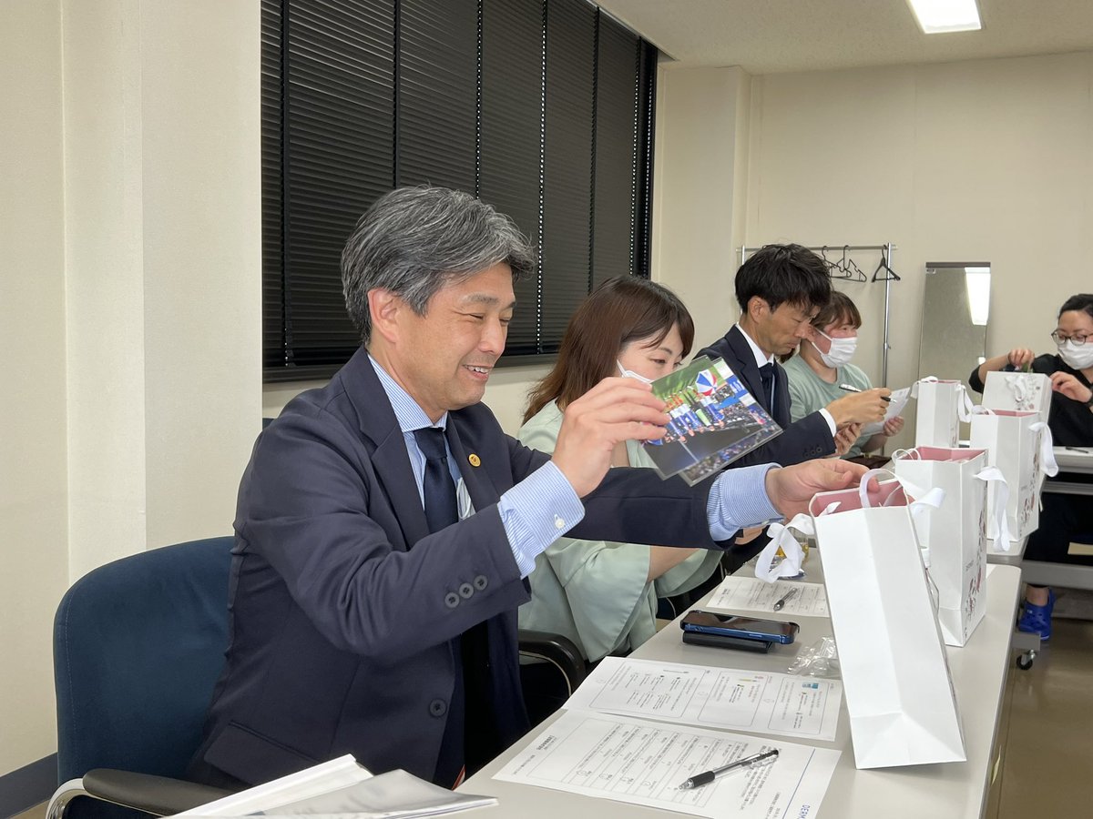 OhAnuYUMI's tweet photo. サプライズで中山社長がシャーレをご用意下さいました😳🙏✨🇫🇷

ケース合わせて25kg!!!

#感動🥹🥹🥹

#デルメット さんからの手土産にも嬉しい計らいが💙🤍❤️
よし、早速明日商品を注文しよう！笑

ありがとうございました🇫🇷✨

#DERMET
#fmarinos https://t.co/ystLyG2yGZ