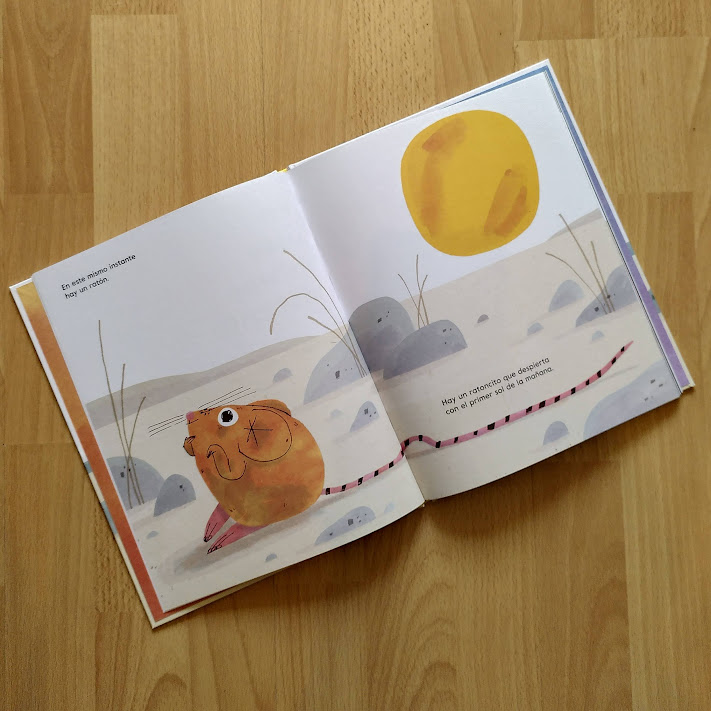 TravesiaOceano's tweet photo. En este mismo instante hay un ratón despertando con el tibio sol. ☀️
Y en algún lugar hay un bebé cerrando sus ojitos para dormir. 💤
La poesía de #MatthewHodson nos hace imaginar dulcemente las cosas que pasan en nuestro mundo justo antes de dormir ✨ https://t.co/INfCwdnsRL