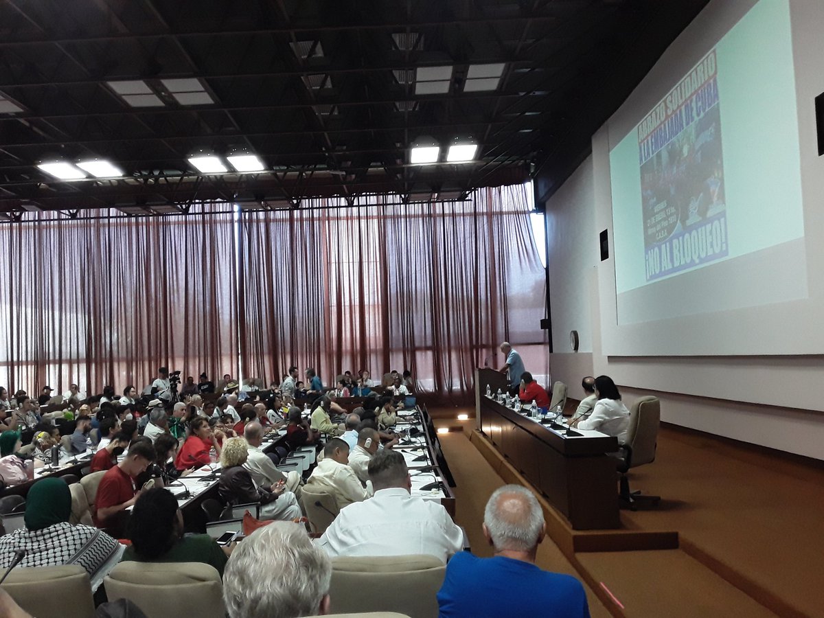 #LaHabanaDeTodos Palacio de Convenciones. Amigos del mundo repiten dos frases: ¡Abajo el #Bloqueo !  ¡Viva la #Solidaridad! Cada una representa la lucha de muchas décadas por #Cuba, por la #RevoluciónCubana. #ALaPatriaManosYCorazon 
<a href="/VictorGaute/">Víctor Gaute López</a> <a href="/tamara_nene/">Tamara Velázquez</a>