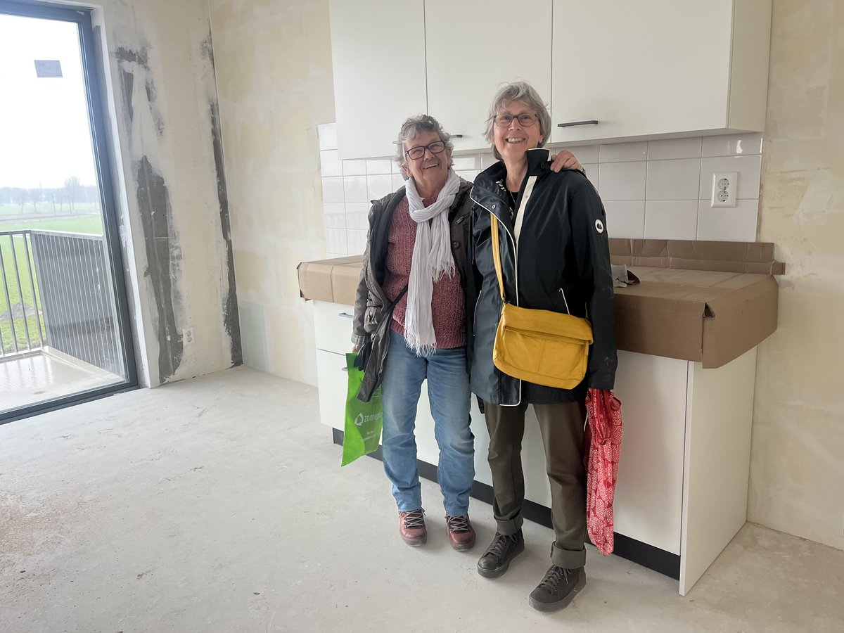 Kijkmiddag voor toekomstige huurders project Hooghkamer #voorhout. “Als je in het appartement staat, voel je pas hoe ruimtelijk en fijn het is.”
#jehuisjethuis #hltsamen #nieuwbouw #teylingen
stek-wonen.nl/Home/Nieuws/20…