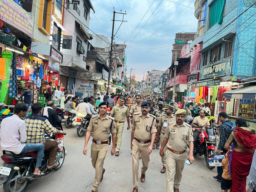 lalitpurpolice's tweet image. आगामी नगर निकाय चुनाव को दृष्टिगत रखते हुए #addlsp @kumaranil_ASP  व  पुलिस व अर्द्धसैनिक बल के साथ कोतवाली क्षेत्र में #footpatrolling किया एवं आम जनमानस से वार्ता कर उन्हें सुरक्षा का एहसास दिलाया एवं प्रशासन का सहयोग करने की अपील की गयी