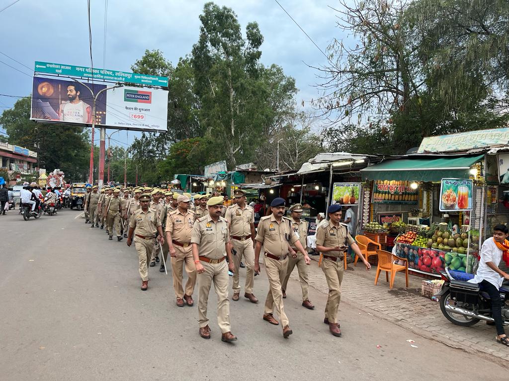 lalitpurpolice's tweet image. आगामी नगर निकाय चुनाव को दृष्टिगत रखते हुए #addlsp @kumaranil_ASP  व  पुलिस व अर्द्धसैनिक बल के साथ कोतवाली क्षेत्र में #footpatrolling किया एवं आम जनमानस से वार्ता कर उन्हें सुरक्षा का एहसास दिलाया एवं प्रशासन का सहयोग करने की अपील की गयी