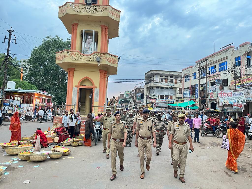 lalitpurpolice's tweet image. आगामी नगर निकाय चुनाव को दृष्टिगत रखते हुए #addlsp @kumaranil_ASP  व  पुलिस व अर्द्धसैनिक बल के साथ कोतवाली क्षेत्र में #footpatrolling किया एवं आम जनमानस से वार्ता कर उन्हें सुरक्षा का एहसास दिलाया एवं प्रशासन का सहयोग करने की अपील की गयी