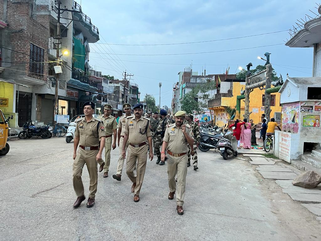 lalitpurpolice's tweet image. आगामी नगर निकाय चुनाव को दृष्टिगत रखते हुए #addlsp @kumaranil_ASP  व  पुलिस व अर्द्धसैनिक बल के साथ कोतवाली क्षेत्र में #footpatrolling किया एवं आम जनमानस से वार्ता कर उन्हें सुरक्षा का एहसास दिलाया एवं प्रशासन का सहयोग करने की अपील की गयी