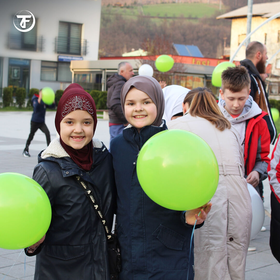 ZakatUS's tweet image. #YourZakatinAction : All smiles 😁 just before iftar in #Bosnia 🇧🇦 . Thank you for providing them warm meals 🥘 to share during their #Ramadan2023 .