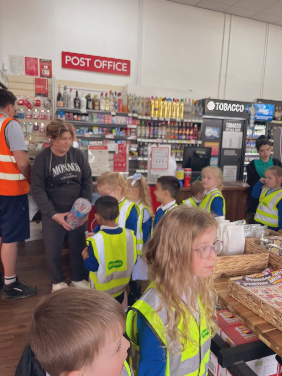 penrhiwceibr's tweet photo. Dosbarth Acorn had a wonderful afternoon exploring the shops in our local area. Thank you to the shop owners for their kindness! ☺️ #offtotheshops #dosbarthacorn https://t.co/539h26jBwN