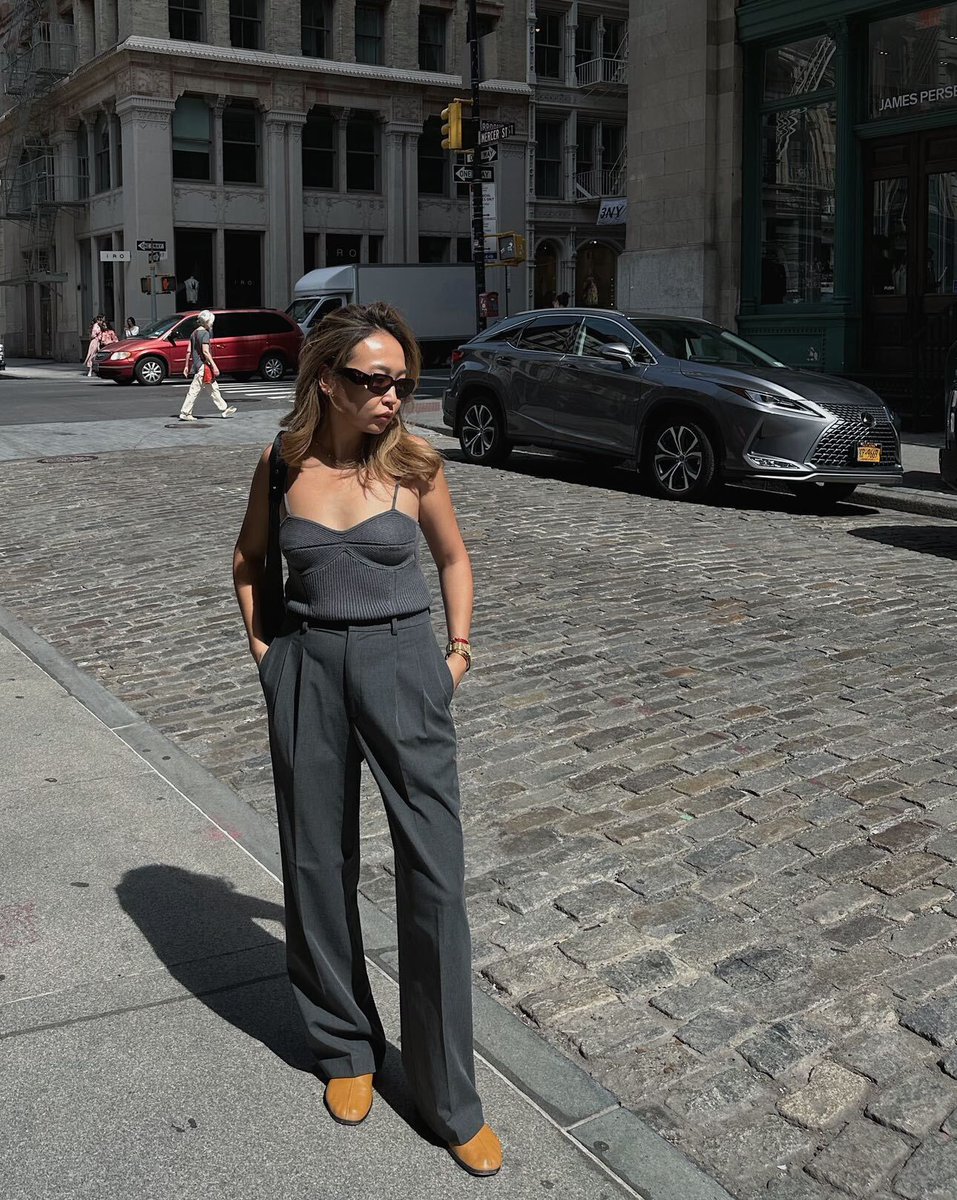 UniqloUSA's tweet image. Simple means style! Get ready for summer with @delya.seratini rocking our Wide-Fit Pleated Pants 🌞 Dress them up or down for any occasion! 

Find more summer workwear must-haves in stores + online at bit.ly/41Wz5sM

#Uniqlo #Uniqlousa #Uniqlopants #pants