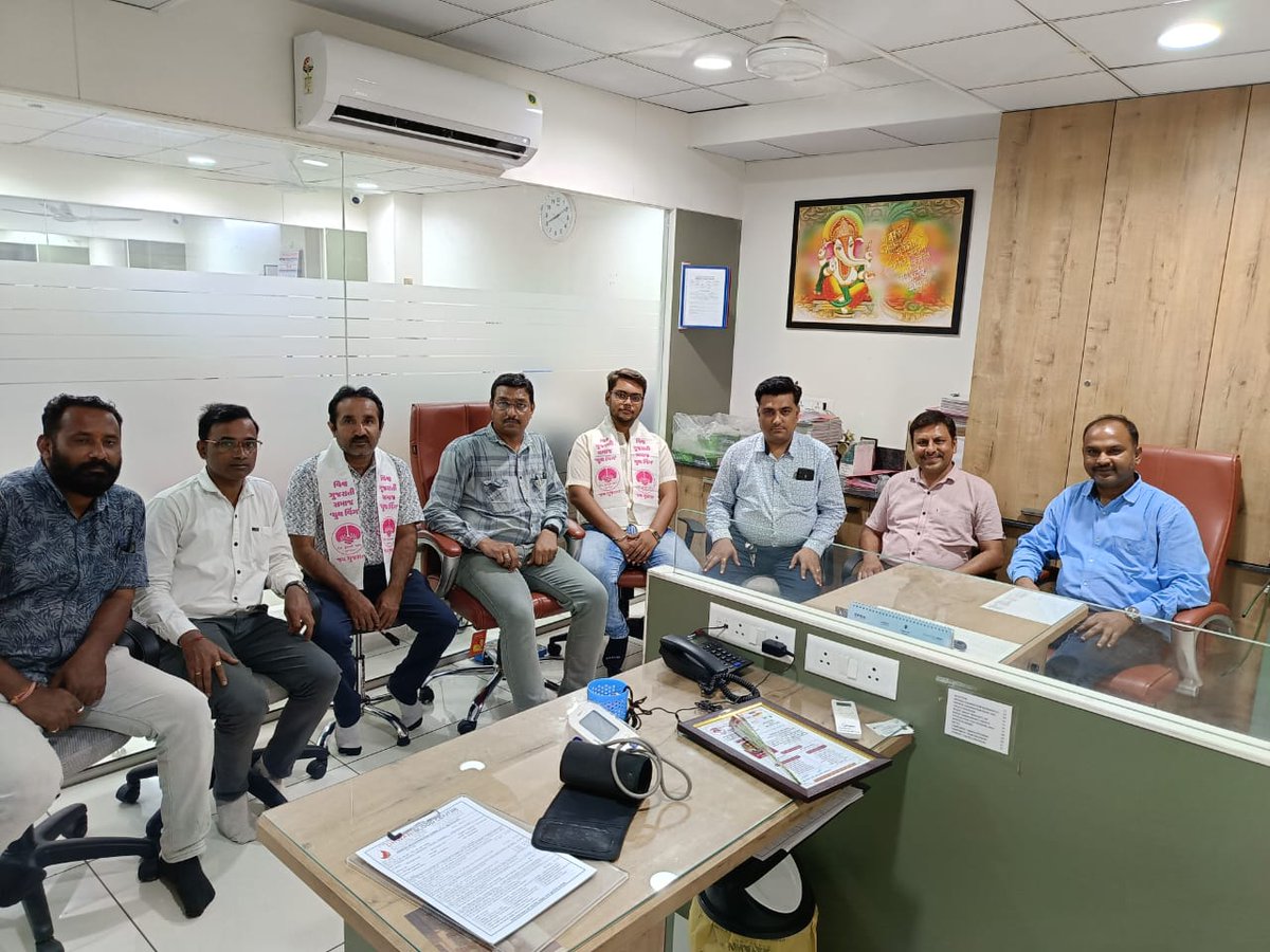 vgsywvadodara's tweet photo. આજ રોજ વિશ્વ ગુજરાતી સમાજ યૂથ વિંગ દ્વારા સન્માન પત્ર એનાયત કરવાના કાર્યક્રમમાં ધ્વનિ બ્લડ બેંક તેમજ હેલ્પ વોરિયર્સ ફાઉન્ડેશન ના માધ્યમથી સતત સામાજિક કાર્યમાં કાર્યશીલ શ્રીઅશ્વિનિકુમાર ગુપ્તા, ચંદ્રકાન્ત ડોડીયા , ડૉ . જયેશ પટેલ ને સન્માનિત કરવામાં આવ્યા. https://t.co/9ggegYDhQX