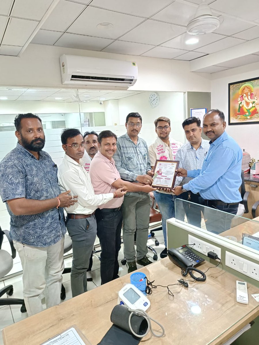 vgsywvadodara's tweet photo. આજ રોજ વિશ્વ ગુજરાતી સમાજ યૂથ વિંગ દ્વારા સન્માન પત્ર એનાયત કરવાના કાર્યક્રમમાં ધ્વનિ બ્લડ બેંક તેમજ હેલ્પ વોરિયર્સ ફાઉન્ડેશન ના માધ્યમથી સતત સામાજિક કાર્યમાં કાર્યશીલ શ્રીઅશ્વિનિકુમાર ગુપ્તા, ચંદ્રકાન્ત ડોડીયા , ડૉ . જયેશ પટેલ ને સન્માનિત કરવામાં આવ્યા. https://t.co/9ggegYDhQX