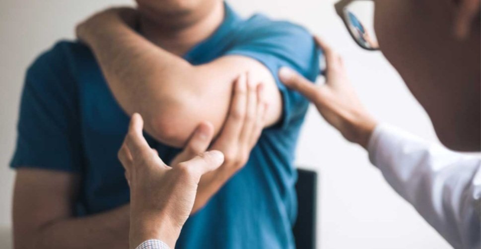 Samiorthopedic's tweet photo. إصطدام الكتف
subacromion impingement
=يعد السبب الأكثر شيوعاً لآلام الكتف
=ينتج ع�� ضغط سقف الكتف على الأوتار مما ينتج عنه تهيج والتهاب وألم
=يتم تشخيصه سريريا ويمكن الإستعانه بأشعة MRI
=يتم علاجه بالعلاج الطبيعي والمسكنات
=قد يُلجأ الى الإبر او المنظار لتخفيف الضغط على الأوتار https://t.co/VqnRHgqXaN