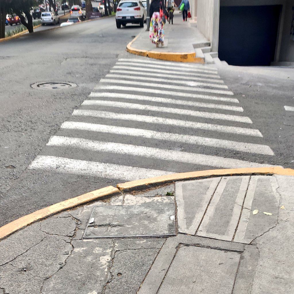 Yulz_22's tweet photo. @MHcesac @AlcaldiaMHmx 
¿Quién puede apoyar con rampas en estas banquetas?
Río Becerra esquina con 28 de agosto. Colonia Escandón. CP. 11800 https://t.co/HsntkYx917