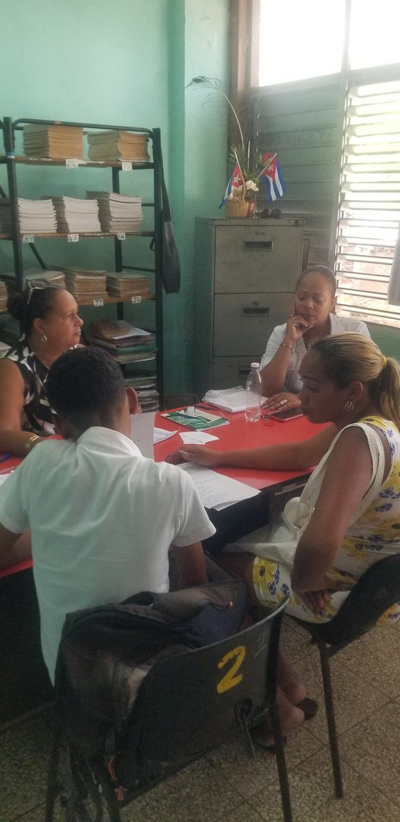 En nuestro centro se está  realizando el llenado de las boletas para las carreras a  los estudiantes de 9no grado. Cumpliendo con el proceso de continuidad de estudios. <a href="/RaulSamon/">Raúl Samón Soto</a> <a href="/dpestgo/">DGE Santiago de Cuba</a> <a href="/elsa_ena/">Ena Elsa Velázquez Cobiella</a>