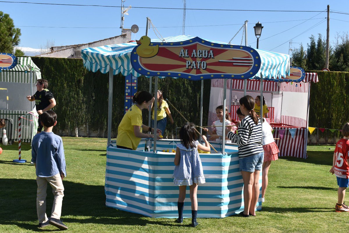 activasur's tweet photo. Nuestra miniferia queda perfecta para las fiestas de nuestros municipios ya que además de quedar súper bonita con ese aire retro, es muy divertida para todas las edades.¡Hemos añadido nuevos puestos para el verano, pregúntanos!

#miniferia #activasur #animacion https://t.co/ZiSG6MtuJV