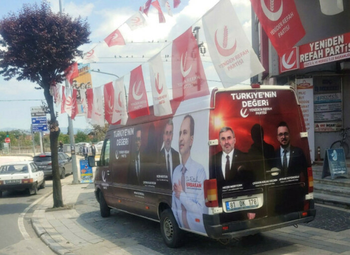 dailyislamist's tweet photo. 🔴 Laik çevreler, "Yeniden Refah Partisi, Düzce'deki seçim aracına kadın milletvekili adayının fotoğrafı yerine silüetini koymuş" diyerek hedef almıştı. Fatih Erbakan açıklama yaptı:

"Hanımefendinin kendisi böyle bir talepte bulunmuş. Arkadaşlarımız da bu hassasiyetine saygı gösterip böyle bir yol izlemiş."