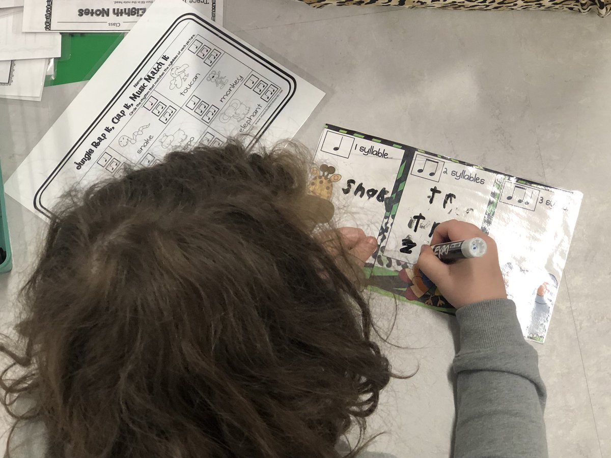 SaraEJennings's tweet photo. Cravens students @OboroSchools immersed in literacy experiences in Music class stations! #epiceducators https://t.co/FJmQpYopZ2