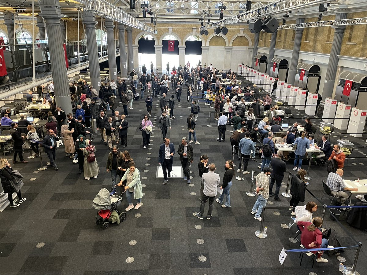 TC_LondraBK's tweet photo. Londra’da seçimin dördüncü gününde oy kullanma işlemleri sürüyor. Vatandaşlarımıza, sandıkların yoğun olması beklenen 6 ve 7 Mayıs’tan önce, haftaiçinde oylarını kullanmalarını öneriyoruz. 6 Mayıs’ta Taç Giyme Töreni nedeniyle trafik kısıtlamaları olacağını hatırlatmak isteriz. https://t.co/3qg57bfKRp