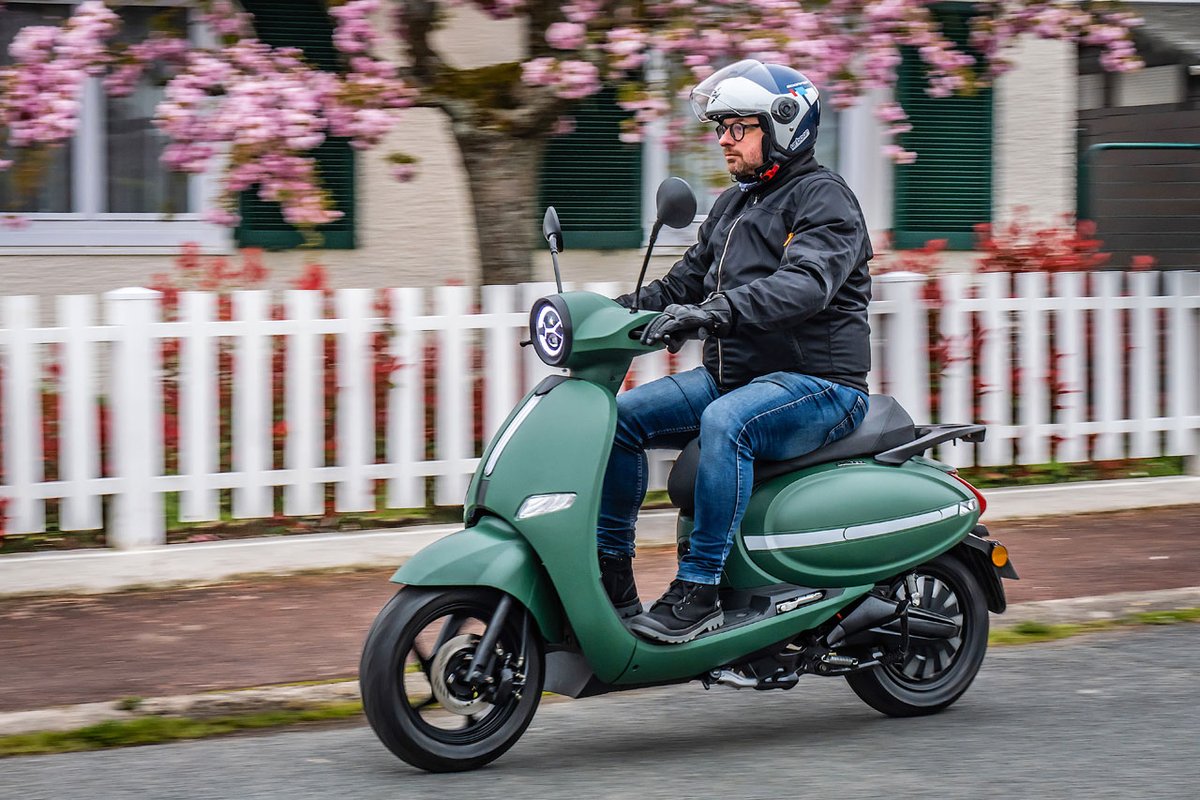 urbaanews's tweet image. 🛵 Le #PinkPop est le dernier scooter électrique de la marque française 🇫🇷 @PinkMobility qui présente un design rétro, tout en conservant un aspect moderne.