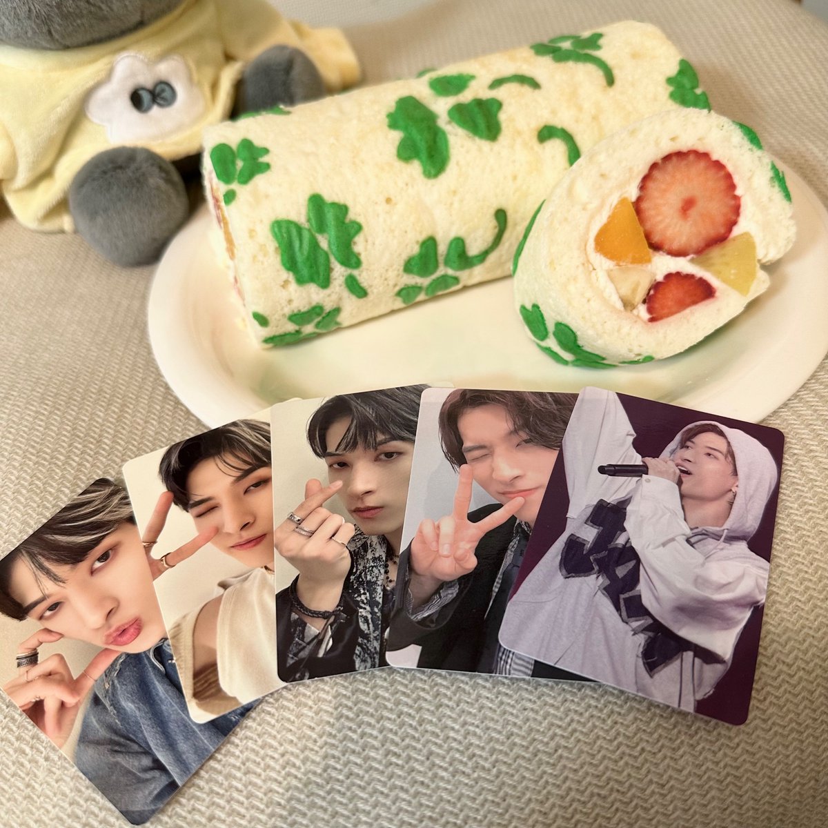 orion_0818's tweet photo. ꕤ* ⁺.𝙃𝘼𝙋𝙋𝙔 𝙎𝙐𝙆𝘼𝙄 𝘿𝘼𝙔.⁺ *ꕤ

"かいちゃんに出会えて幸せ"

その気持ちを現したくて、クローバー柄のフルーツロールケーキを作りました🍀(クローバーに見えないかもですが…笑)

23歳のお誕生日おめでとう、愛しています。

#どんな時もいつまでも金城碧海の味方 
#HappySkyDay https://t.co/zEPa5xgty2