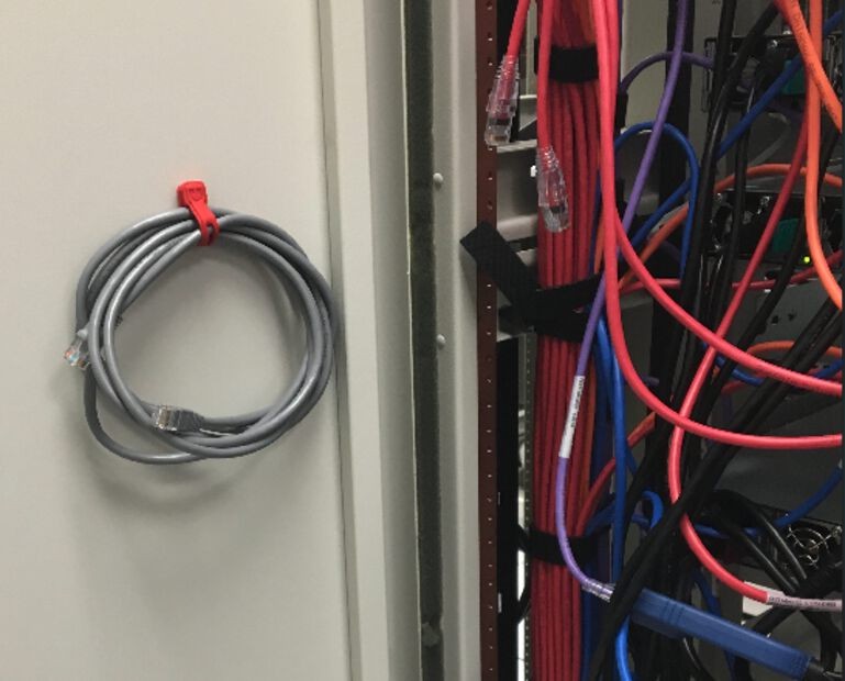 CloopBand's tweet image. Don&apos;t struggle with getting your ethernet cables docked to your IT rack anymore - try our new Cloop Large Red! 🔩🔴 This amazing product securely wraps and attaches your cables to the metallic door of your IT rack with ease! 💪🔩 #Cloop #EthernetCables  #TechLife #TechSolutions