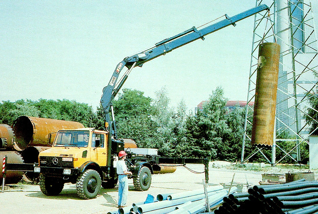 UnimogCommunity's tweet photo. Here with heavy-duty loading crane HIAB 290. The brochure says: "... compact and manoeuvrable, retains a large radius of action even in tight construction site areas."

#unimog #4x4 #daimler #crane #kran #atlas #hiab #klaus #schaeff #palfinger #demag #bauwirtschaft https://t.co/BPJHkh38J6