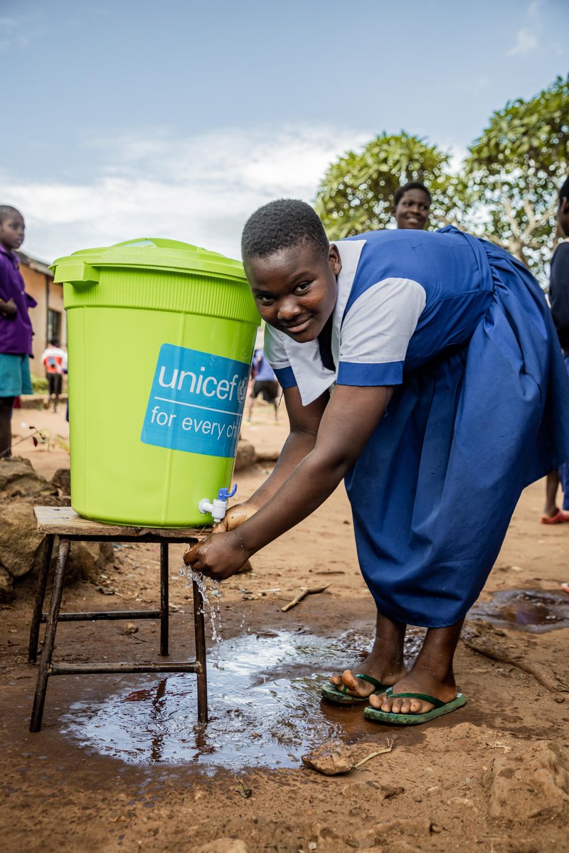 UNICEFMalawi's tweet photo. Cholera cases are rising in townships in Blantyre. Everyone must continue to practice preventative measures,such as washing hands with soap &amp; water, &amp; drinking clean water.
UNICEF continues to support camps &amp; communities with water-guard &amp; chlorine to ensure access to safe water. https://t.co/wcVXcWVyYl