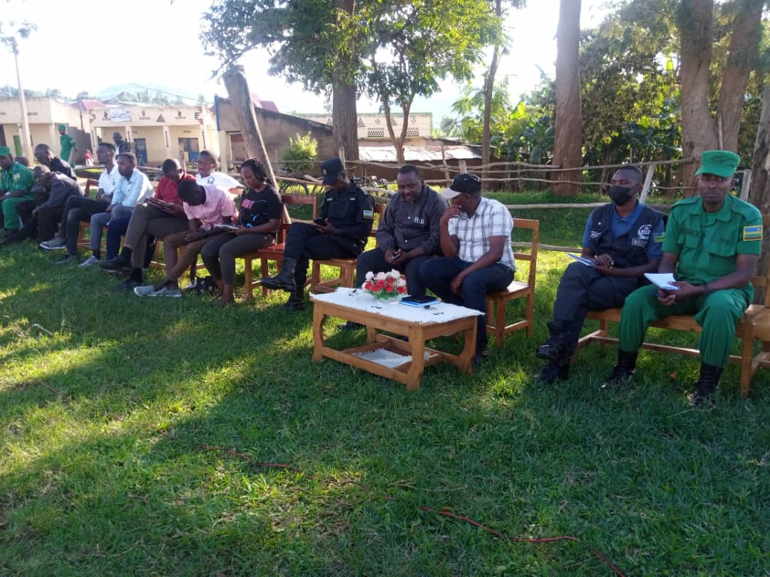 SectorMuyira's tweet photo. None kuwa 02.05.2023, mu mu tugari tugize Umurenge wa Muyira habereye Inteko y'abaturage ku rwego rw'Umurenge, twifatanije n'Akagari ka Migina.
 Muri iyi nteko, tukaba twifatanije na bamwe mu bagize Komite y'umutekano itaguye ya @NyanzaDistrict, barimo: https://t.co/hqAvEyiMKX