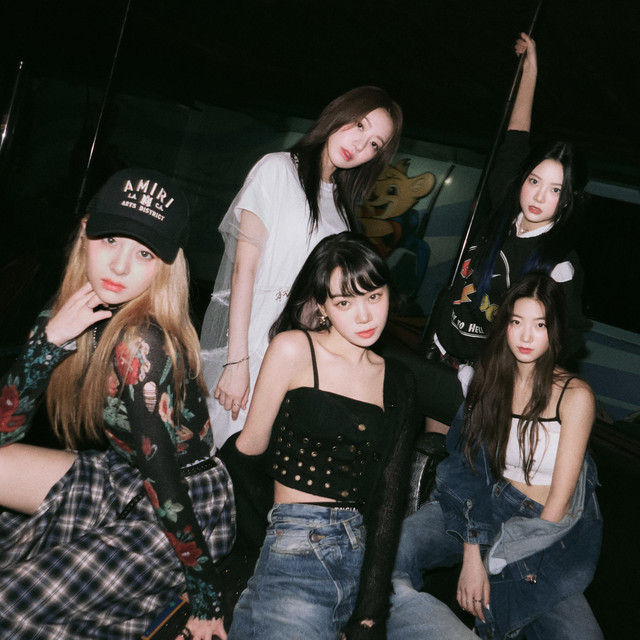 LiryOnni's tweet photo. #LE_SSERAFIM se convirtió en million seller en su primer día de ventas (1,024,034) y ahora tiene el récord del grupo femenino con las ventas más altas del primer día en Hanteo.  #UNFORGIVEN #UNFORGIVEN1MillionSales

https://t.co/PmRYFLYFDb https://t.co/yNKWFDoix2