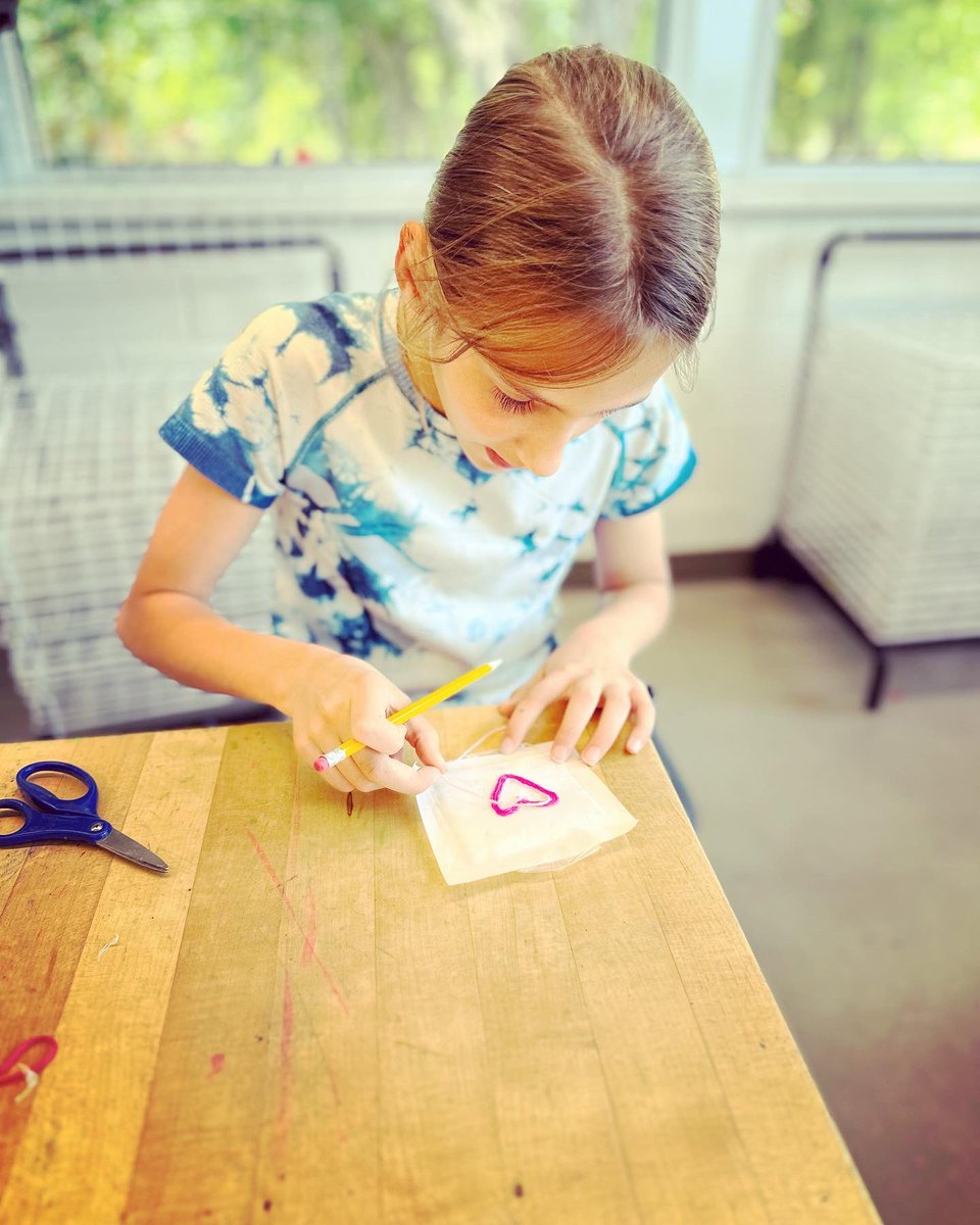 ArtsyEagles's tweet photo. Having a blast making No-Sew Patches in 4th grade! @ArmstrongHP https://t.co/ivFtOrEJOC