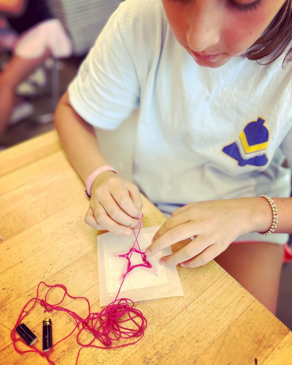 ArtsyEagles's tweet photo. Having a blast making No-Sew Patches in 4th grade! @ArmstrongHP https://t.co/ivFtOrEJOC